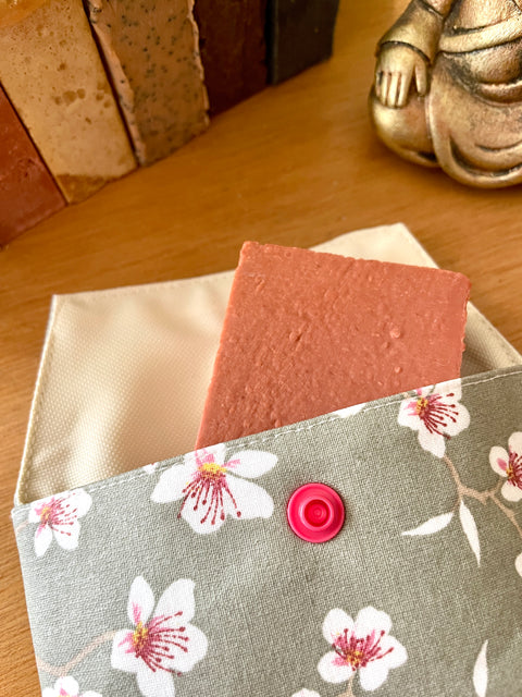 Pochette enduite 𝑭𝒍𝒆𝒖𝒓𝒔 𝒅’𝒂𝒎𝒂𝒏𝒅𝒊𝒆𝒓 (𝒈𝒓𝒊𝒔) pour vos cosmétiques solides