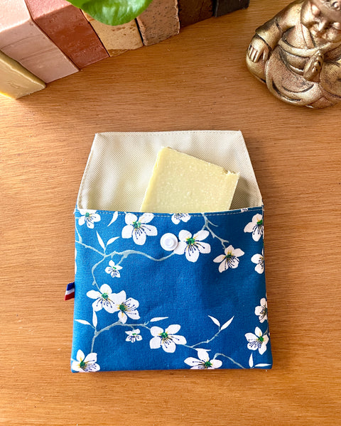 Pochette enduite 𝑭𝒍𝒆𝒖𝒓𝒔 𝒅’𝒂𝒎𝒂𝒏𝒅𝒊𝒆𝒓 (𝒃𝒍𝒆𝒖) pour vos cosmétiques solides