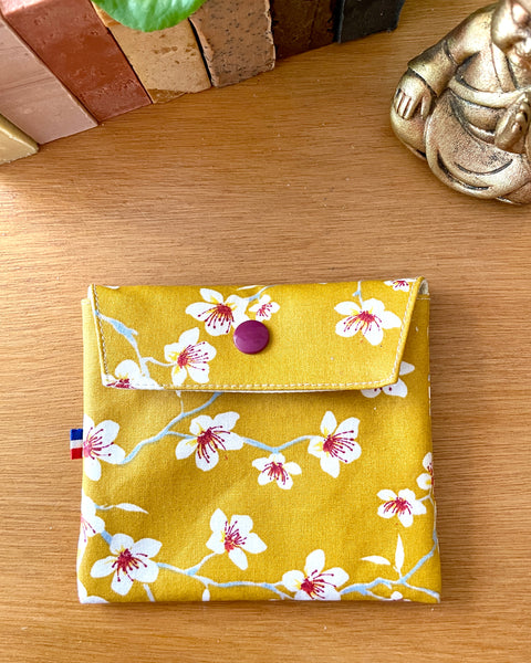 Pochette enduite 𝑭𝒍𝒆𝒖𝒓𝒔 𝒅’𝒂𝒎𝒂𝒏𝒅𝒊𝒆𝒓 (𝒋𝒂𝒖𝒏𝒆) pour vos cosmétiques solides