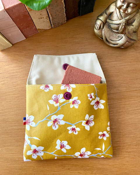 Pochette enduite 𝑭𝒍𝒆𝒖𝒓𝒔 𝒅’𝒂𝒎𝒂𝒏𝒅𝒊𝒆𝒓 (𝒋𝒂𝒖𝒏𝒆) pour vos cosmétiques solides