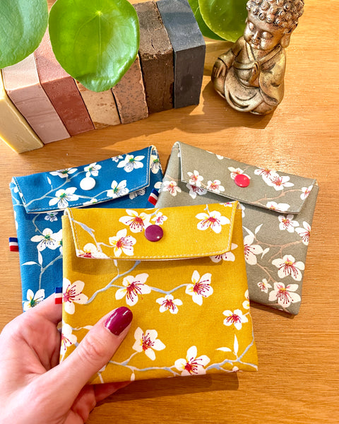 Pochette enduite 𝑭𝒍𝒆𝒖𝒓𝒔 𝒅’𝒂𝒎𝒂𝒏𝒅𝒊𝒆𝒓 (𝒃𝒍𝒆𝒖) pour vos cosmétiques solides