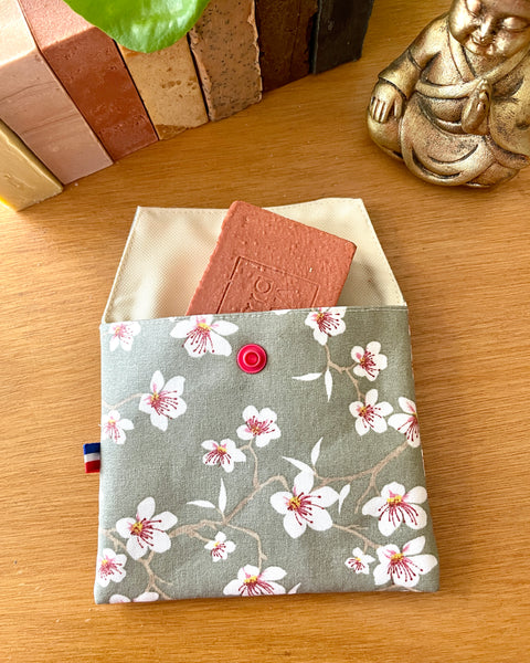 Pochette enduite 𝑭𝒍𝒆𝒖𝒓𝒔 𝒅’𝒂𝒎𝒂𝒏𝒅𝒊𝒆𝒓 (𝒈𝒓𝒊𝒔) pour vos cosmétiques solides