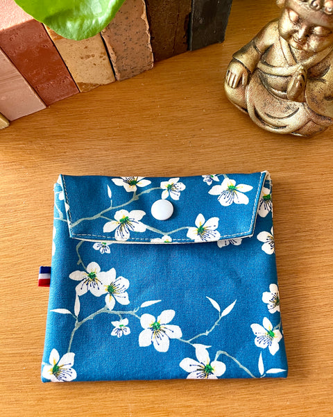 Pochette enduite 𝑭𝒍𝒆𝒖𝒓𝒔 𝒅’𝒂𝒎𝒂𝒏𝒅𝒊𝒆𝒓 (𝒃𝒍𝒆𝒖) pour vos cosmétiques solides