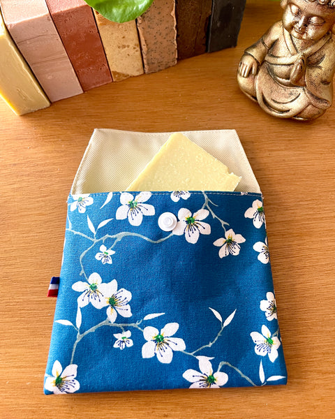 Pochette enduite 𝑭𝒍𝒆𝒖𝒓𝒔 𝒅’𝒂𝒎𝒂𝒏𝒅𝒊𝒆𝒓 (𝒃𝒍𝒆𝒖) pour vos cosmétiques solides